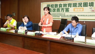蔡培慧把關學童午餐 積極推動制定專法