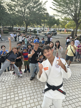 楊勇緯寵粉賽後開放合照 「楊太太們」組團加油