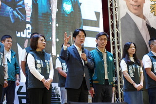 賴清德為鍾佳濱站台 籲中央地方合作拚屏東大建設