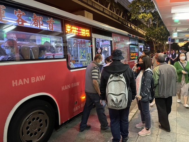 公車加密接駁車增 台塑進駐內湖下班不見等車人龍 | 華視新聞