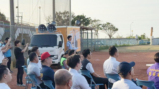 宣傳車開上球場 顏寬恒服務處：主辦單位借擴音設備 | 華視新聞