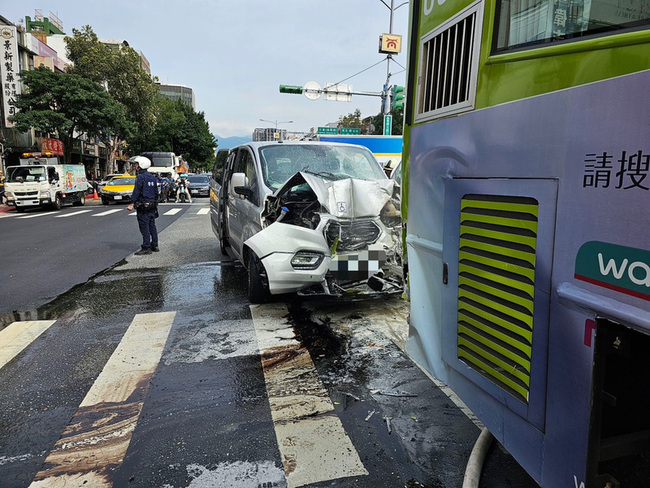 北市復康巴士追撞公車毀車頭 疑駕駛恍神釀禍 | 華視新聞