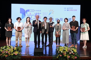 教育部文藝創作獎  師寫網路交友尋愛獲小說特優