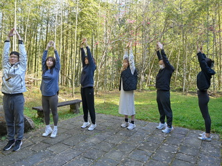 森林療癒師引導人在森林五感體驗 感受自然紓壓