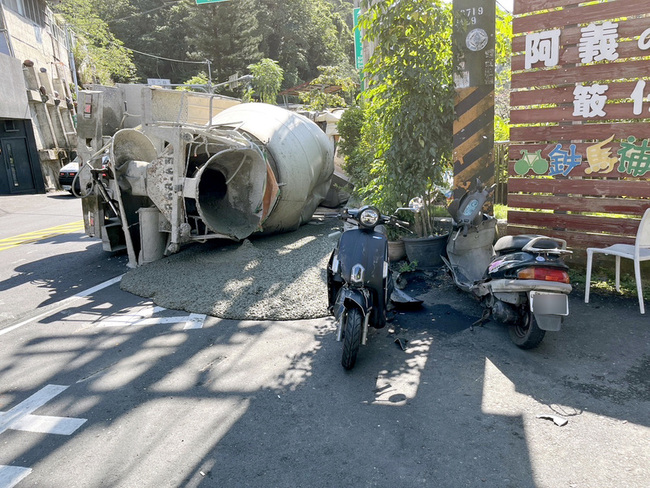 新北新店預拌混凝土車翻覆 司機命危送醫 | 華視新聞