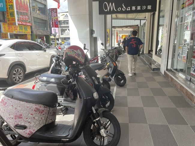 花蓮市區停車難 議員建議有條件開放騎樓停機車 | 華視新聞