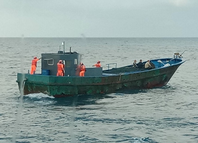 中國運補船疑故障滯留  澎湖海巡押返調查 | 華視新聞