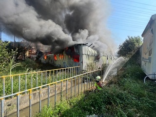 新竹市鐵皮倉庫火警濃煙竄天際 警消馳援