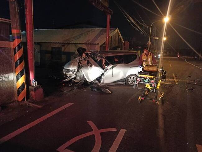 屏東網友出遊駕駛無照又酒駕  汽車自撞釀1死3傷 | 華視新聞