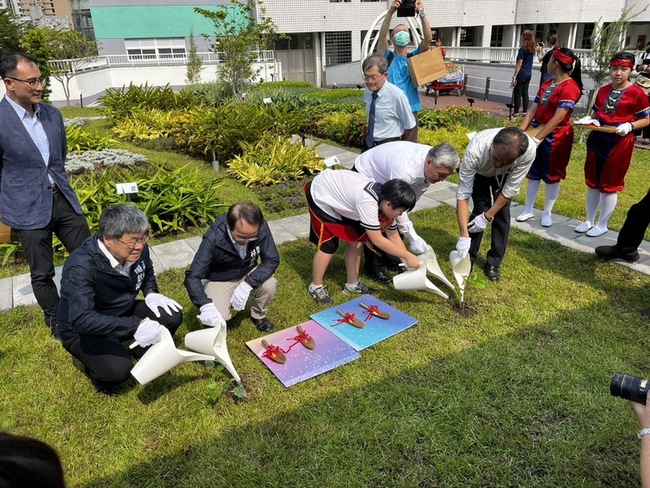 迎淨零排放 高市苓洲國小屋頂綠化啟用 | 華視新聞