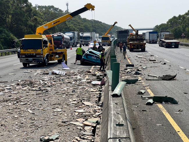 國3南下通霄段貨車轎車碰撞波及對向 2駕駛輕傷送醫 | 華視新聞