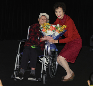 「琉球之戀」修復  吳靜嫻獻花89歲導演林福地