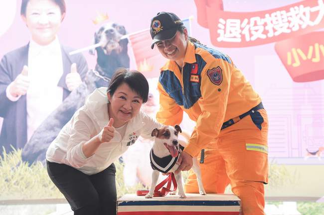 台中3搜救犬退役  盧秀燕感謝領養人照顧下半生 | 華視新聞