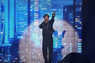 鄭容和天母體育館開唱  趣稱歌迷是老婆炒熱氣氛