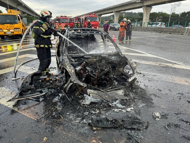 國道警察巡邏車起火燃燒  2警員急逃生原因待調查 | 華視新聞