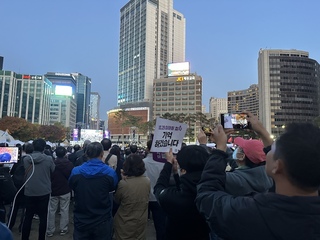 梨泰院踩踏事故一周年 追悼會成政治角力場合