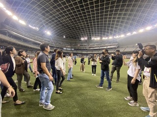 大巨蛋市政考察 多名議員揪球場眩光和塵灰問題