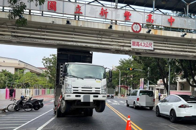 台南貨車車斗未收就上路 撞天橋卡住駕駛輕傷 | 華視新聞