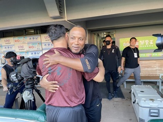 陳俊秀奔獅隊休息區送擁抱 克維斯已無腦震盪症狀