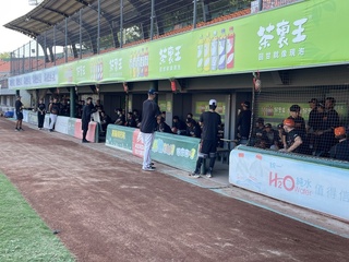 獅隊休息區6顆鳳梨討吉利 餅總要媒體第4戰再來