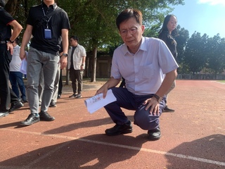 操場年久失修選手得赴他校練習 張廖萬堅爭取改善