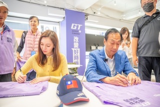 郭台銘與曾馨瑩前往連署 稱將與賴佩霞奮戰到底
