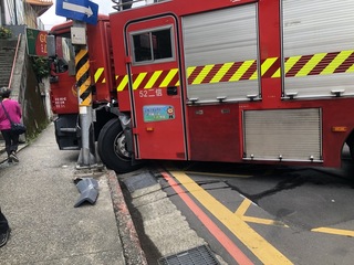 基市消防車入庫擦撞號誌桿  受損無法行駛送修