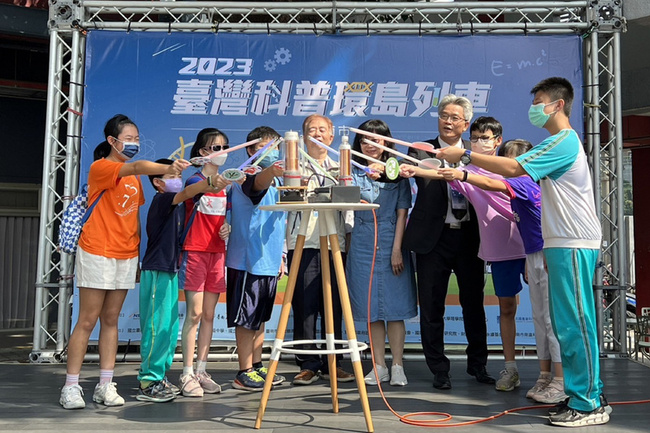 台灣科普列車抵台南 QQ球、怪怪飛行器讓學生玩科學 | 華視新聞