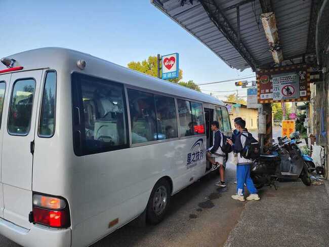 20人小巴擠40人通勤  竹市里長批公車減班無配套 | 華視新聞