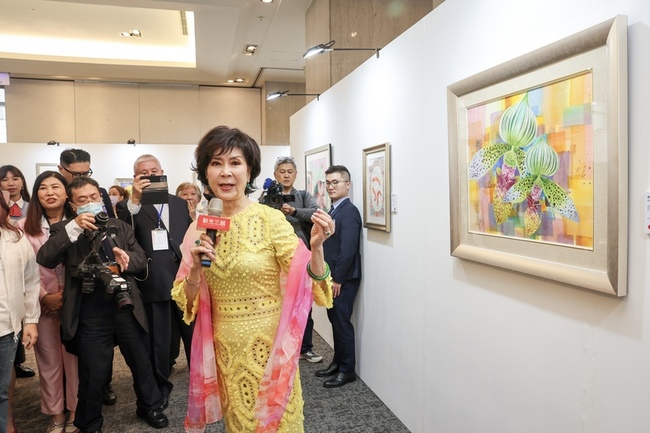 白嘉莉台北首場藝術展在新光三越 吳昕陽：合作無間 | 華視新聞