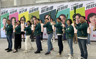 賴清德台中競選總部開箱  8立委參選人盼全壘打