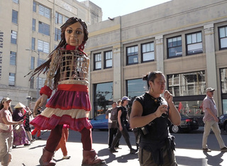 木偶行動劇為難民發聲  台灣導演魏道揚扮靈魂人物