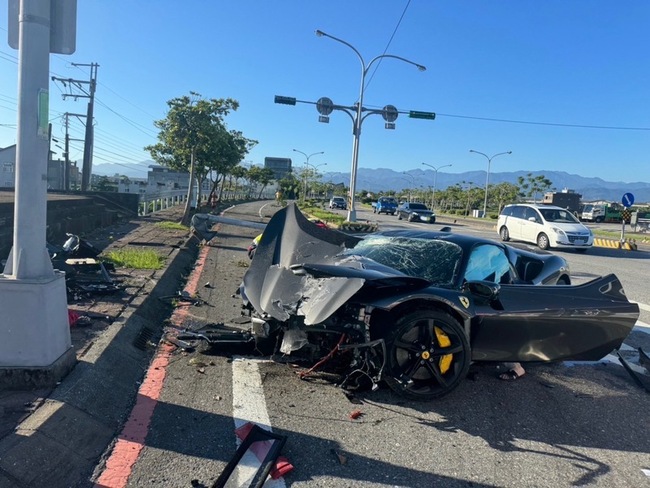 男子駕駛租來的法拉利超跑  宜蘭自撞車頭全毀 | 華視新聞
