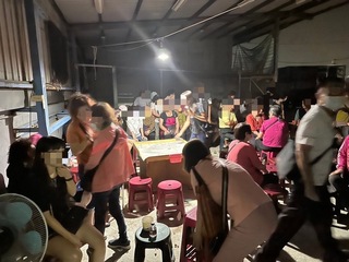 高雄岡山鐵皮屋藏職業賭場  警逮78人送辦
