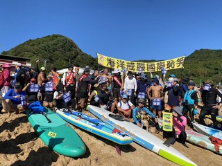 基隆大武崙沙灘警戒線拉近岸邊  立槳玩家下水抗議