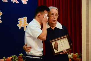 德籍宣教士顧美玲奉獻35年榮退 院生不捨落淚