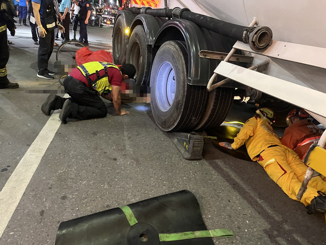 屏東聯結車行駛禁駛路段擦撞腳踏車 騎士卡輪下身亡 | 華視新聞