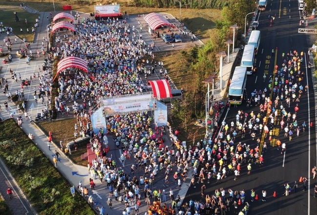2023菊島澎湖跨海馬拉松開跑 選手讚賽道很美 | 華視新聞