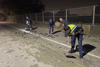 土石散落路面釀行經車受損  桃園警掌握涉案對象