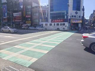 基隆劃設導盲行人穿越道 高度增加、防滑係數升級