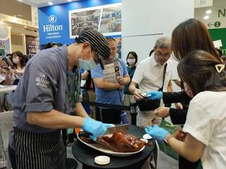 旅展限量免費試吃燒鵝  香氣四溢大排長龍