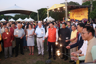 排燈節台北登場  吳釗燮化身影迷告白「我愛印度」