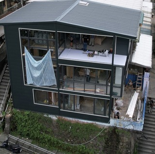 基隆東光路3層樓鐵皮違建無視停工令 市府限期拆除