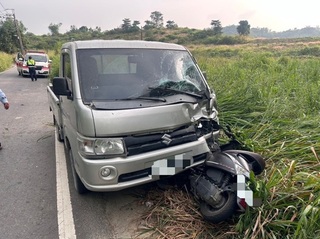 高雄大寮機車與小貨車碰撞 2人送醫搶救