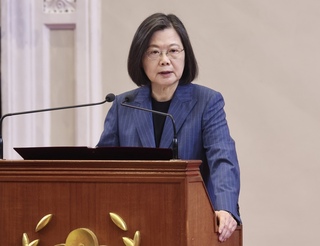 總統：面對國際情勢變動 政府協助企業轉型強化投資