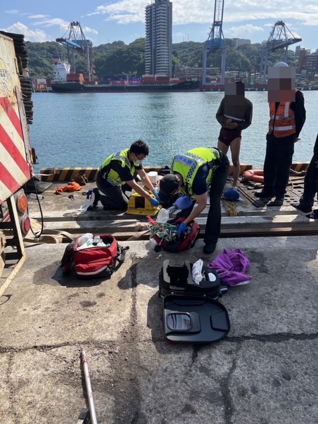 基隆港橋式機高空除鏽落海  男子送醫不治 | 華視新聞