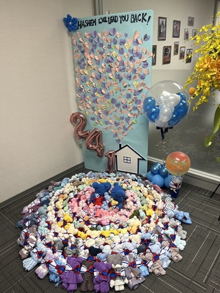 以色列駐台辦祈願人質歸來 感謝台灣民眾鮮花卡片