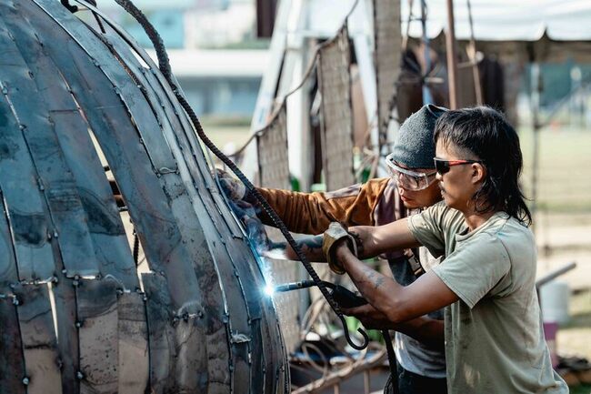 高雄鋼雕藝術節現地創作中 焊接火光及機具聲震撼 | 華視新聞