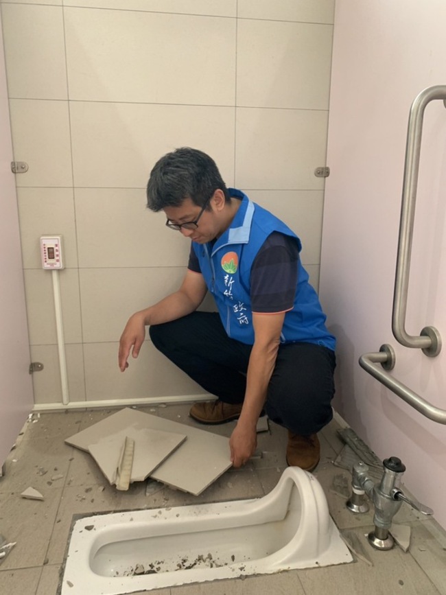 竹北運動中心女廁磁磚掉落 縣府檢測結構 | 華視新聞