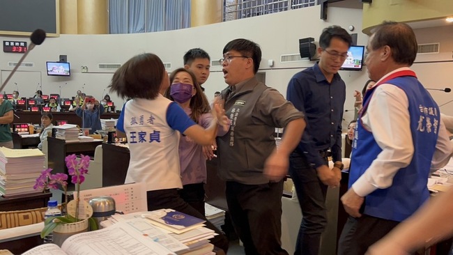台南市議會審查預算爆推擠 女議員跌倒就醫 | 華視新聞